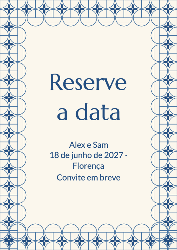 Um toque de azul: Azulejos mediterrâneos desenhados à mão ao redor de um centro marfim espaçoso.